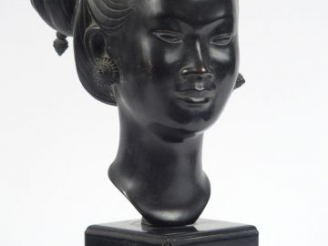 Vente aux enchères Sujet en bronze 'Tête de jeune fille'. H. sans le socle : 22,7 cm