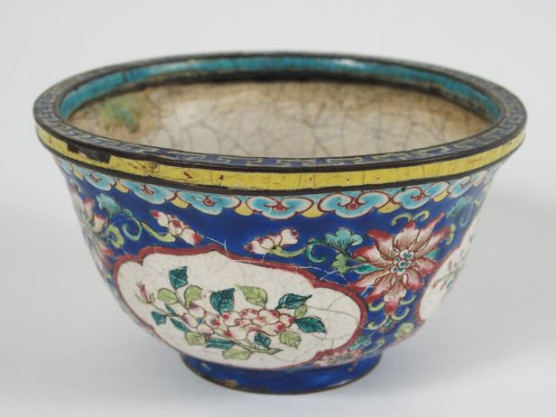 Coupe en émaux de Canton sur cuivre, décor de lotus, rinceaux feuillag