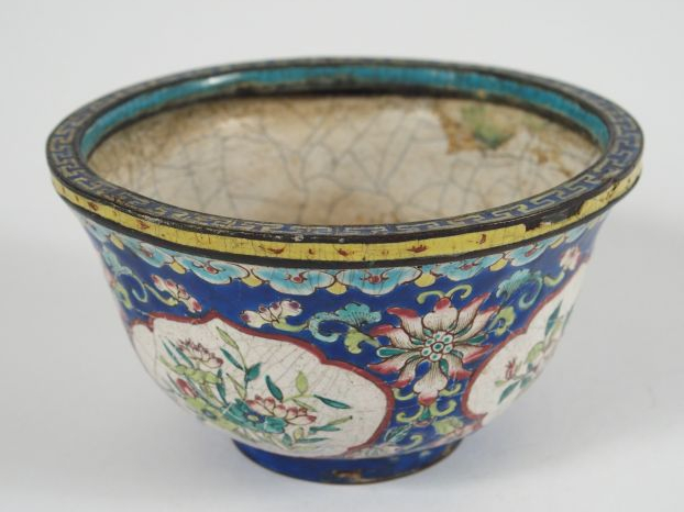 Coupe en émaux de Canton sur cuivre, décor de lotus, rinceaux feuillag