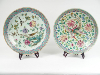 Vente aux enchères Deux plats en porcelaine et émaux de style famille rose, décor d'oisea