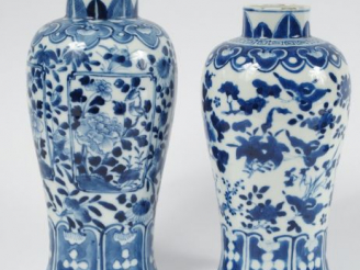 Vente aux enchères Deux vases en porcelaine bleu blanc, décor d'oiseaux, fleurs et végéta