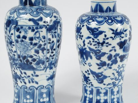 Deux vases en porcelaine bleu blanc, décor d'oiseaux, fleurs et végéta