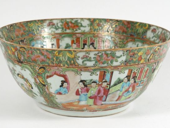 Bol à punch en porcelaine de Canton, à décor de scènes de palais, fleu