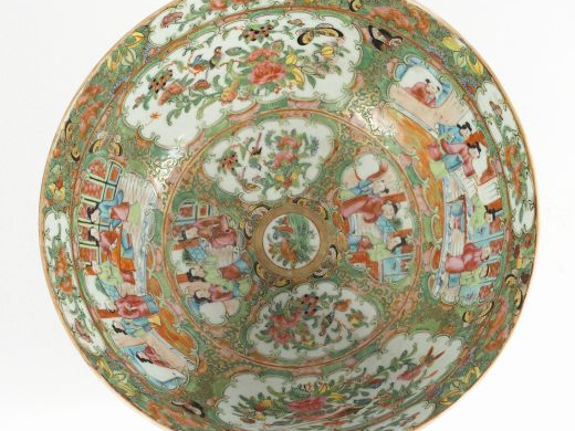 Bol à punch en porcelaine de Canton, à décor de scènes de palais, fleu