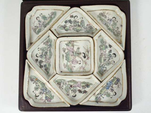 Coffret en bois et verre émaillé contenant neuf raviers à friandises e