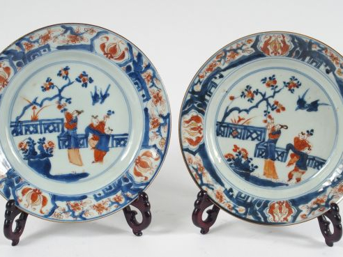 Paire d'assiettes en porcelaine, décor "Imari chinois" de jeunes femme