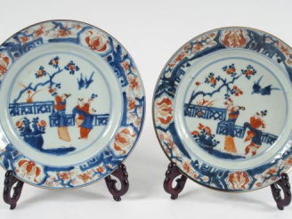 Vente aux enchères Paire d'assiettes en porcelaine, décor "Imari chinois" de jeunes femme