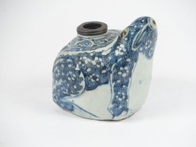 Kendi en porcelaine bleu blanc représentant un crapaud.  Chine fin XVI