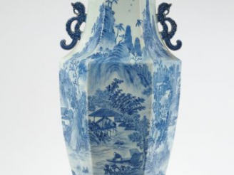 Vente aux enchères Grand vase de forme hexagonale en porcelaine blanche à décor en bleu s