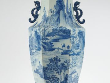 Grand vase de forme hexagonale en porcelaine blanche à décor en bleu s