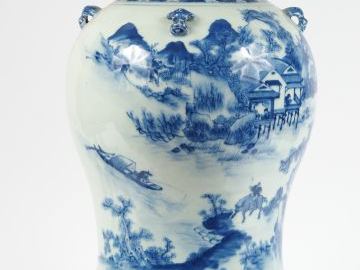 Potiche couverte en porcelaine blanche, décor d'une cité lacustre anim