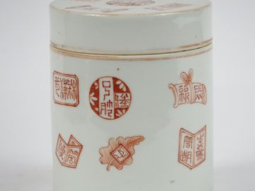 Boite couverte en porcelaine blanche, à décor émaillé en corail de mot