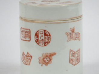 Vente aux enchères Boite couverte en porcelaine blanche, à décor émaillé en corail de mot