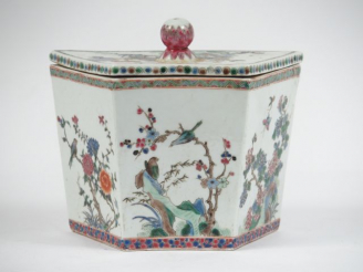 Vente aux enchères Coupe hexagonale couverte en porcelaine et émaux de la famille rose. C