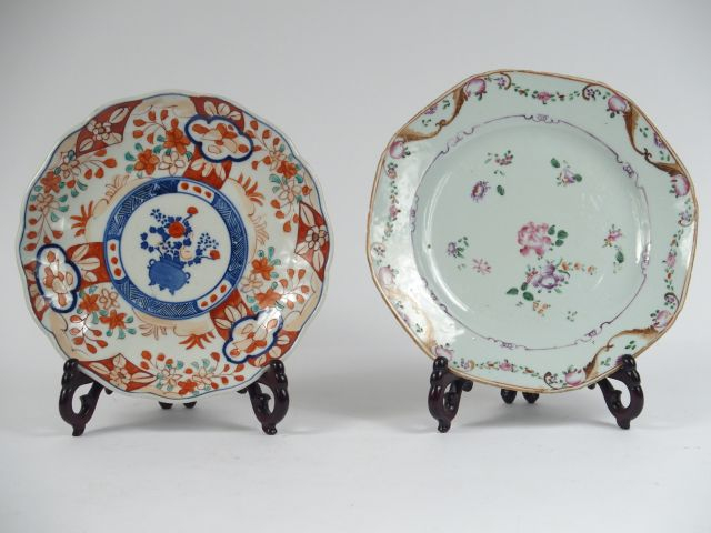 2 différentes assiettes en porcelaine d'Imari et porcelaine famille ro
