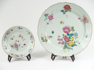 Vente aux enchères Plat en porcelaine de Chine fin XVIIIème famille rose , on y joint une