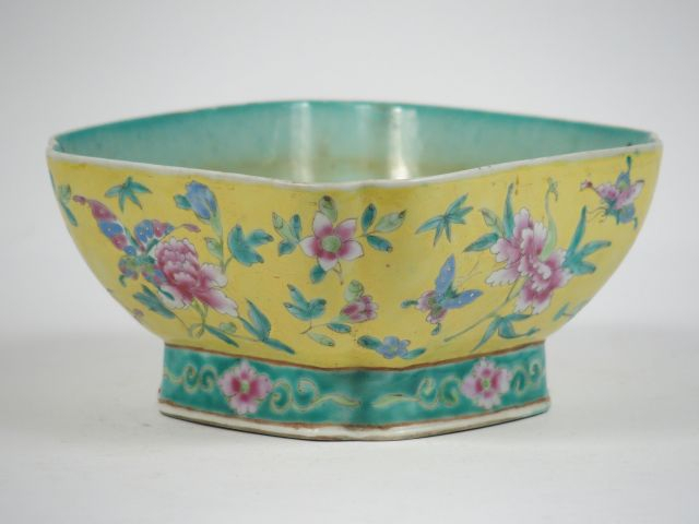 Coupe quadrilobée en porcelaine et émaux de la famille rose, décor de 