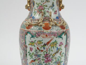 Vase balustre en porcelaine de Canton, décor dans le goût de la famill