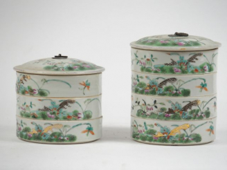 Vente aux enchères Deux groupes de 7 raviers en porcelaine, décor de fleurs et papillons.