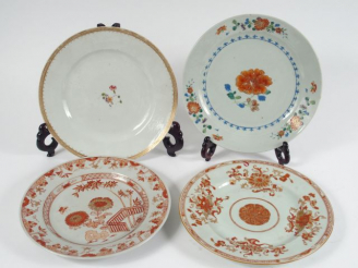 Vente aux enchères 4 assiettes en porcelaine de la Compagnie des Indes, décor corail et o