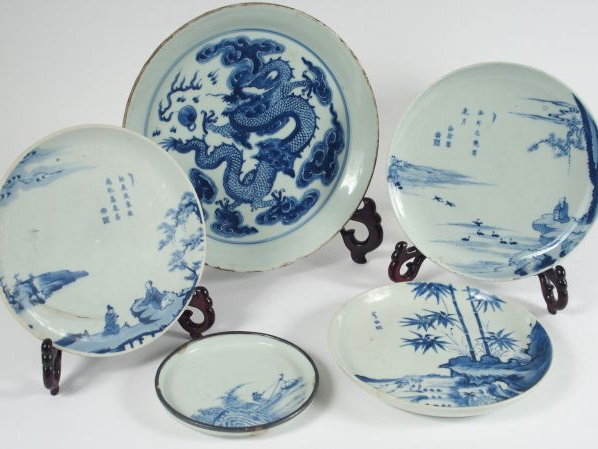 Lot de cinq porcelaines bleu blanc de Hue, comprenant une grande coupe