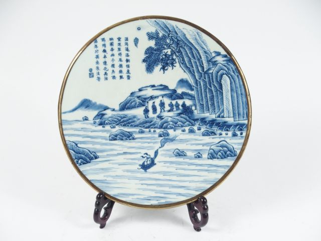 Présentoir en porcelaine bleu blanc de Hue, à décor de guerrier sur le