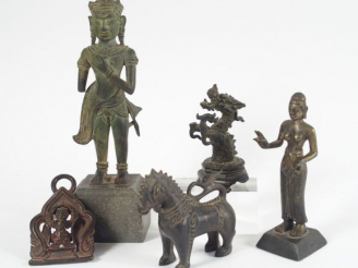 Vente aux enchères Lot comprenant : - 3 bronzes Sud-Est asiatique. Xxème siècle. - un bro