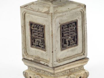 Lanterne de forme quadrangulaire avec piètement en biscuit émaillé cél