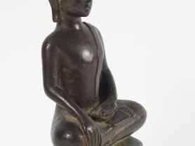 Statuette en bronze à patine brune représentant Bouddha assis en posit