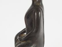 Statuette en bronze à patine brune représentant Bouddha assis en posit