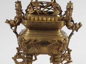 Brûle-parfum de forme quadrangulaire en bronze, orné de motifs de bamb