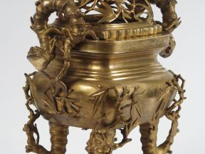 Brûle-parfum de forme quadrangulaire en bronze, orné de motifs de bamb