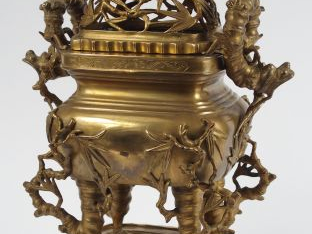 Brûle-parfum de forme quadrangulaire en bronze, orné de motifs de bamb