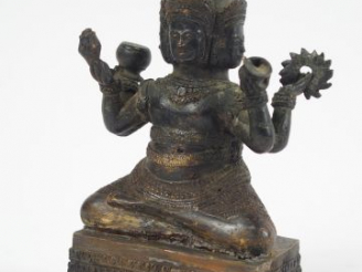 Vente aux enchères Statuette en bronze représentant un Vishnu. Cambodge  Xxème. H. : 12,5