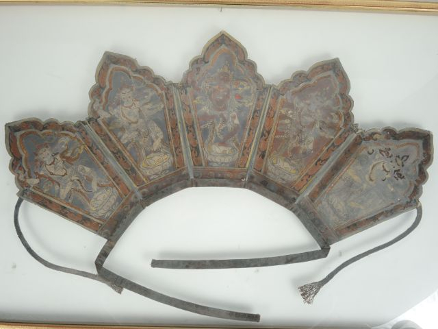 Coiffe de lama ornée de divinités. Tibet XVIIIe XIXe
