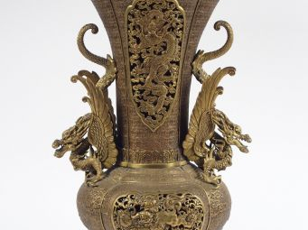 Vase de forme balustre à col pavilloné en bronze anciennement patiné, 