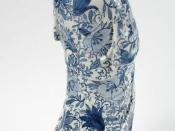 Statuette en porcelaine d'Aarita représentant une divinité tenant un p