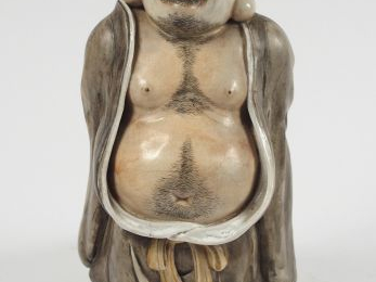 Statuette en faïence de statzuma représentant Ohteï debout tenant dans