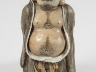 Vente aux enchères Statuette en faïence de statzuma représentant Ohteï debout tenant dans