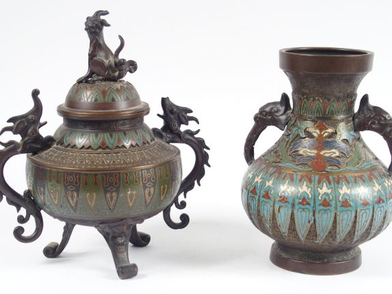 Lot comprenant : un brûle parfum et un vase en bronze et émaux chample