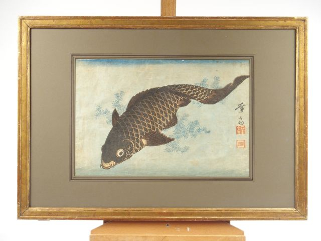 Estampe oban yoko-e représentant une carpe parmi des plantes aquatique