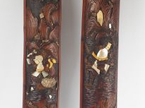 Deux bambous ornés de motifs de nacre et d'os, représentant des scènes