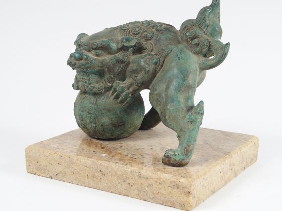 Presse-papier dont la prise est formée d'un shishi en bronze à patine 