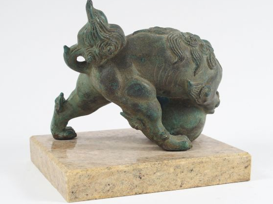 Presse-papier dont la prise est formée d'un shishi en bronze à patine 