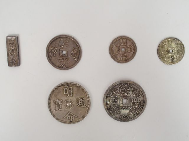 VIET.NAM. 7 Tien (1820-1840) 2 trous de suspension , 5 Tien (1841-1847