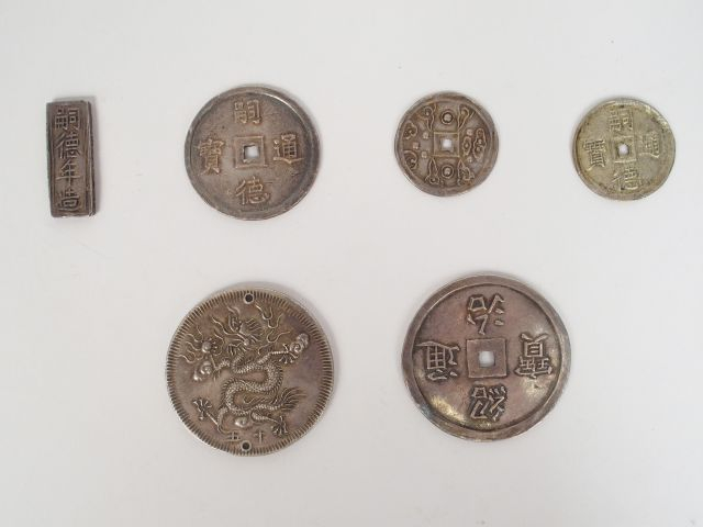 VIET.NAM. 7 Tien (1820-1840) 2 trous de suspension , 5 Tien (1841-1847