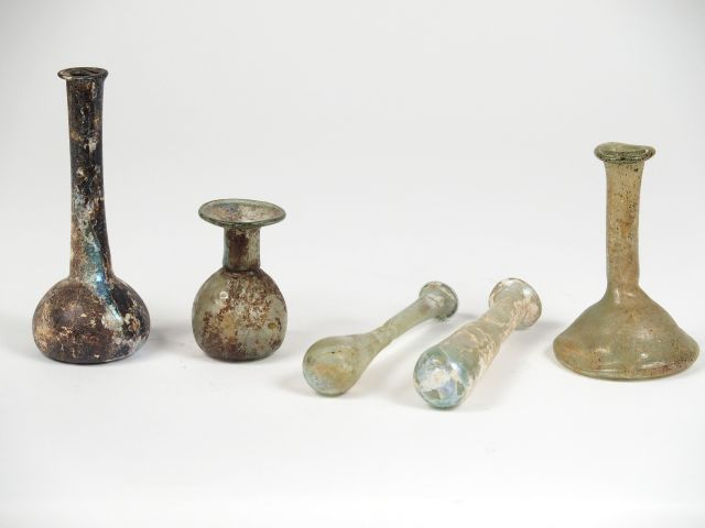 Cinq flacons ou vases antiques en verre irisé, époque Antique