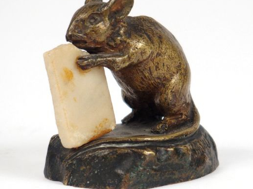 S. BAILLY "Souris grignotant un sucre". Sujet en bronze, signé. H. 7 c