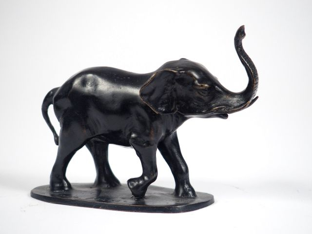 Paul MICHEL "Eléphanteau". Sujet en bronze à patine brune, signé. 13 x
