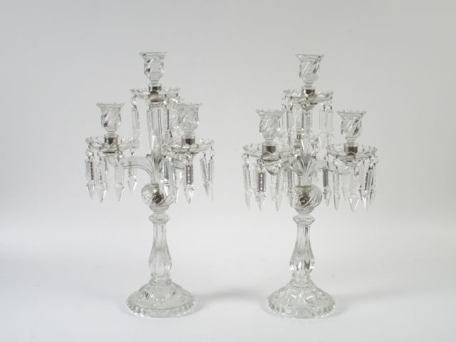 Paire de girandoles en cristal éclairant à quatre lumières. H. 50 cm